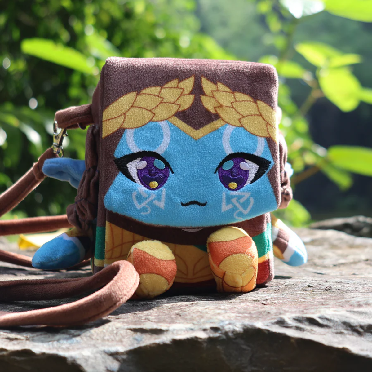 Magic: The Gathering Lathril ARTY plush deck box, front view with carrying strap